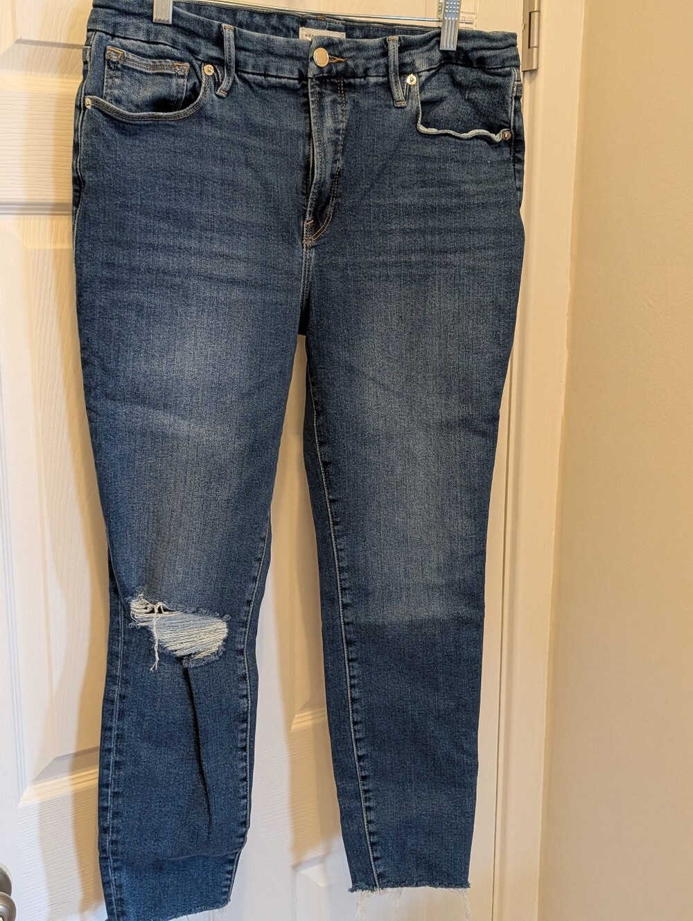 Good American Skinny Jeans 14/32 Medium Wash Distressed Knee Raw‎ Hem Stretch...